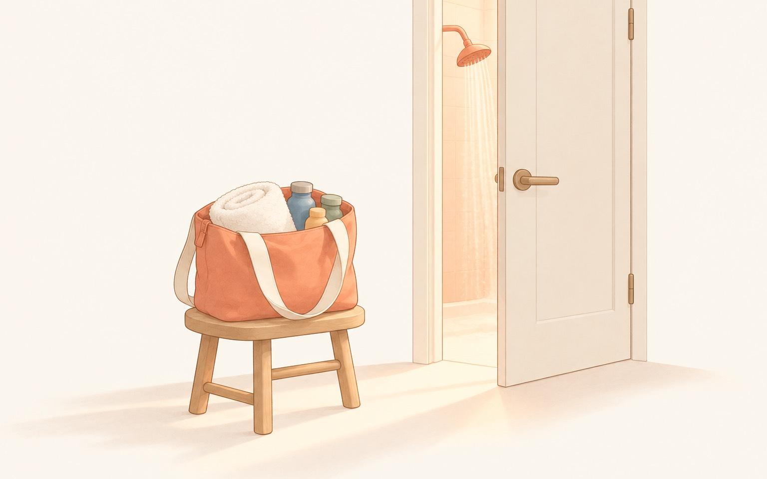 個室のシャワールームの扉の前に、タオルと小分けボトルの入った小さなバッグが置かれているイラスト